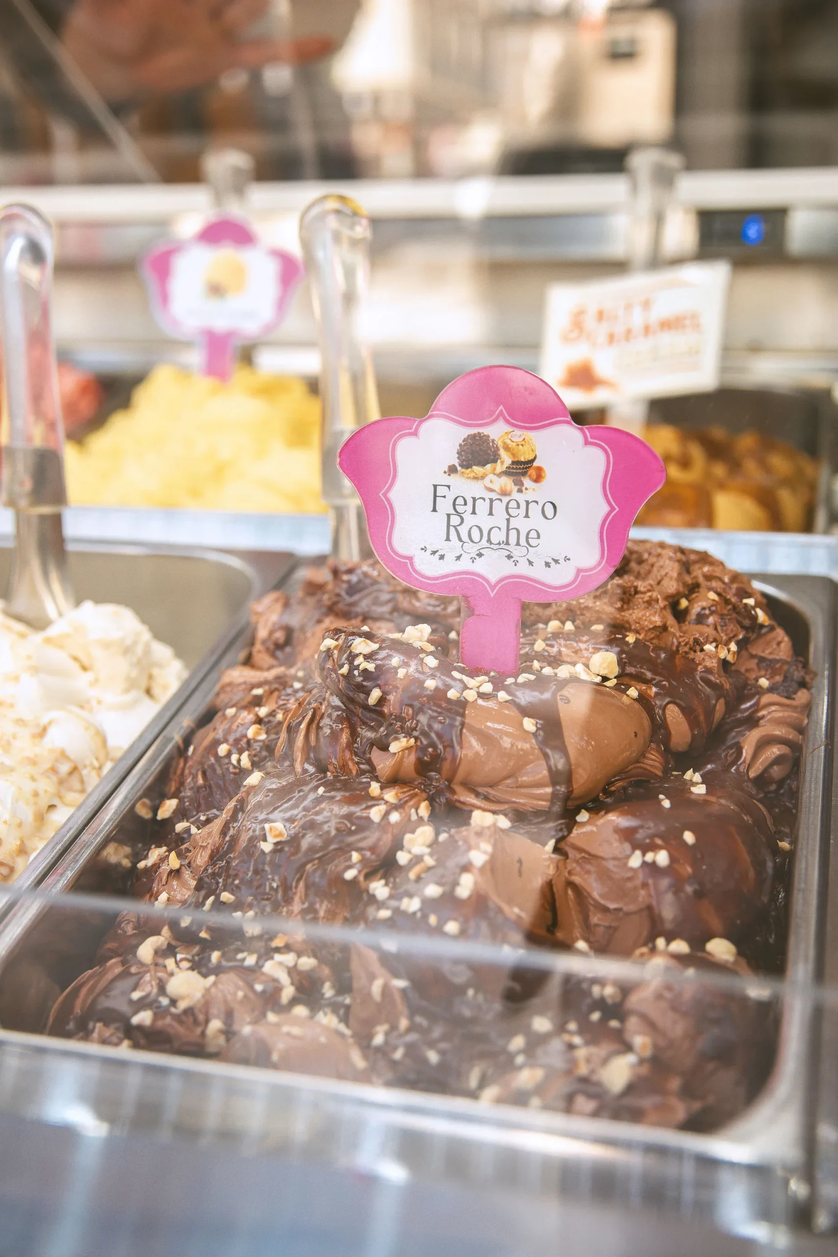Postres Fior di Granada con helado artesanal y decoración gourmet