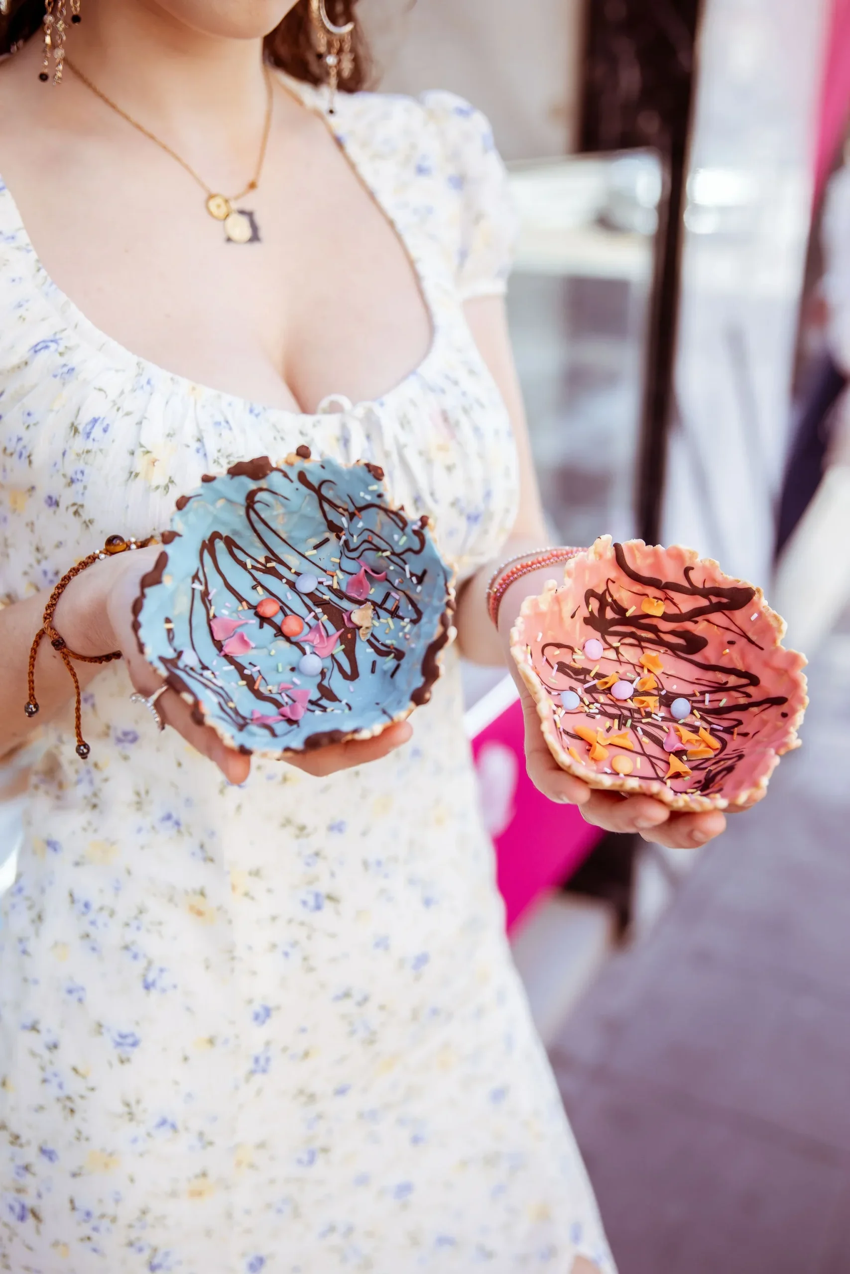 Cliente con doble helado Fior di Granada