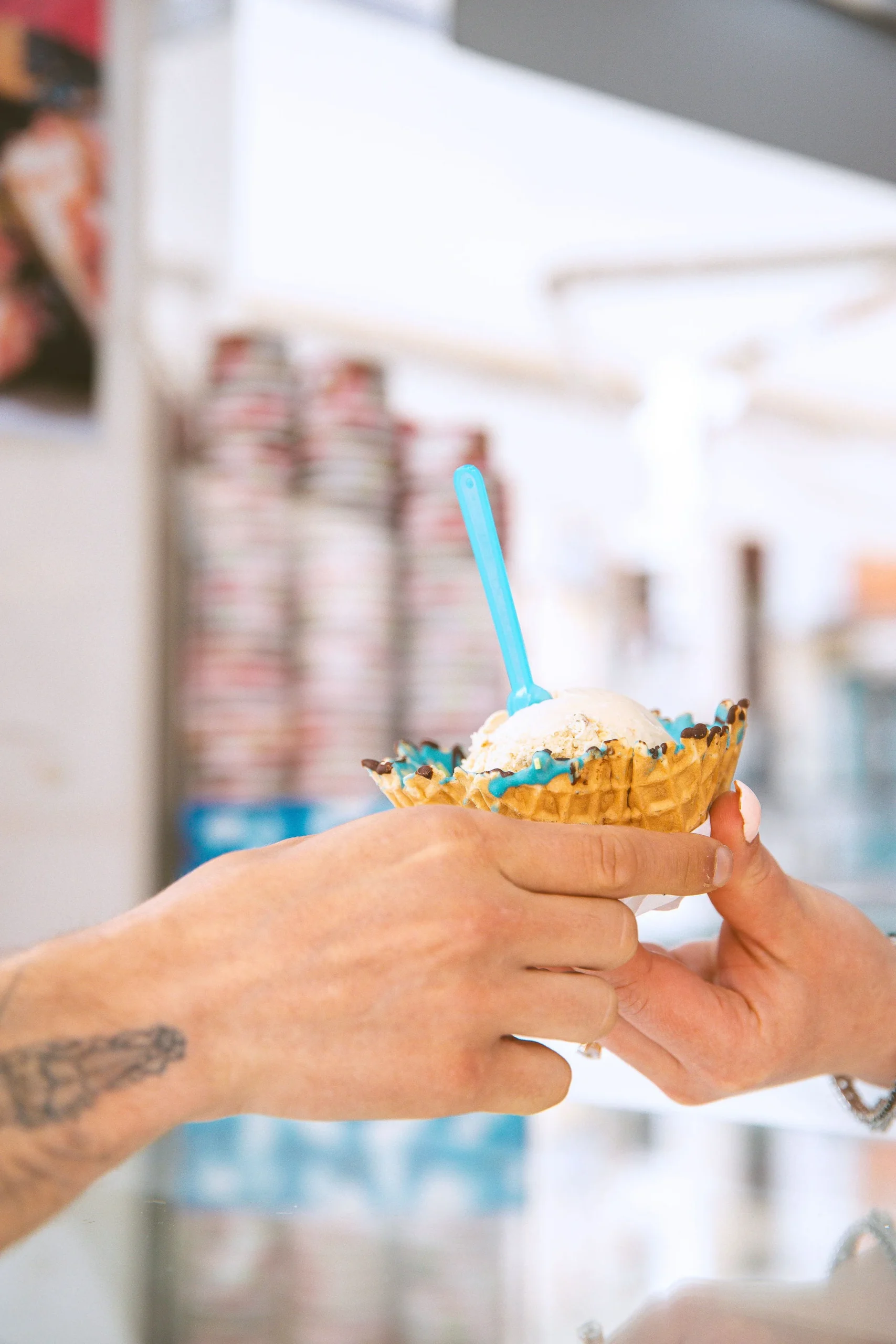 Cono de helado Fior di Granada de dos sabores