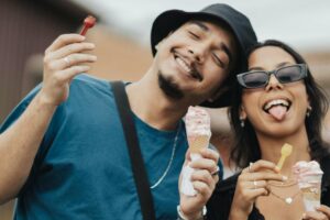 Gracias a las cada vez más alternativas veganas, las personas que deciden prescindir de alimentos de procedencia animal no tienen porque privarse también de algunos placeres como es el helado. Por ello, en Heladería Fior di Granada, nuestra heladería italiana en Granada, elaboramos a diario helado vegano con el mismo mimo, la misma calidad y los mismos ingredientes de calidad que caracterizan a todas nuestras recetas artesanales. ¿Quieres saber más? ¡Sigue leyendo y descubre qué hace que el helado vegano sea también una gran opción! ¿En qué se diferencian el helado vegano y el tradicional? Tanto el helado tradicional como el helado vegano pueden ser deliciosos, cremosos y llenos de sabor. Por lo que disponer de ambas opciones nos permite llegar a más amantes del helado y hacer que absolutamente todo el mundo pueda disfrutar de este capricho sin preocupaciones. Ahora bien, hay que tener en cuenta que existen algunas diferencias clave entre uno y otro. Ingredientes base El helado tradicional suele elaborarse con leche, nata y, en algunos casos, también huevos. En cambio, el helado vegano sustituye estos ingredientes por alternativas vegetales como bebidas de almendra, soja, avena o coco. Estas bases nos permiten aportan cremosidad sin necesidad de utilizar ningún producto animal, lo que los hace aptos para veganos, intolerantes a la lactosa o personas que buscan opciones más ligeras. Tipo de grasas utilizadas En el helado tradicional, la textura cremosa suele venir de las grasas lácteas, especialmente la nata. Mientras que en el helado vegano, esta función la cumplen las grasas vegetales, como las que se encuentran en el coco o en los frutos secos. Y hay que tener en cuenta que además de aportar cuerpo y suavidad, estas grasas pueden resultar más digestivas para algunas personas. Perfil de sabor Aunque ambas versiones pueden ser igual de ricas, es cierto que sus matices cambian. El helado tradicional tiene un sabor más lácteo, mientras que el helado vegano puede recordar ligeramente a la bebida vegetal que se emplea en cada caso.. Sin embargo, gracias a la calidad de las materias primas y a técnicas artesanales, hoy es posible obtener sabores intensos y equilibrados en ambos tipos de helado, sin que uno sea mejor que el otro. Variedad y creatividad El helado vegano ha abierto la puerta a nuevas combinaciones, como sorbetes sin aditivos, sabores frutales más concentrados y mezclas innovadoras con ingredientes como cacao puro, frutos secos o frutas exóticas. Por otro lado, el helado tradicional mantiene sus clásicos irresistibles, como vainilla, chocolate, nata o turrón a las que cada temporada se suman un sinfín de nuevas opciones. Contar con ambas líneas hace que podamos ofrecer una carta variada, original y apta para todo tipo de gustos y necesidades. Dónde comer helado vegano en Granada Si te preguntas dónde encontrar helado vegano realmente delicioso, cremoso y elaborado con ingredientes de verdad, en Fior di Granada te lo ponemos fácil. En nuestra heladería en Granada contamos con varias opciones veganas, todas ellas artesanales y preparadas a diario en nuestro propio laboratorio. Usamos frutas frescas, materias primas de primera calidad y recetas cuidadas de origen italiano para que cada cucharada sea una experiencia auténtica e irresistible. Además, nuestras heladerías están ubicadas en pleno centro de la ciudad, para que puedas disfrutar de tu helado mientras paseas por las calles más emblemáticas de Granada. Conclusión sobre el helado vegano Tanto si sigues una dieta basada en productos veganos, como si simplemente te apetece una alternativa distinta, en Heladería Fior di Granada encontrarás una gran variedad de opciones que te sorprenderán por su sabor, su textura y su calidad. Y lo mejor es que no solo contamos con helados veganos. También ofrecemos opciones sin gluten y sin azúcar, para que cada persona pueda disfrutar su helado ideal sin preocupaciones. ¡Te esperamos con los sabores más increíbles y artesanos de la ciudad!